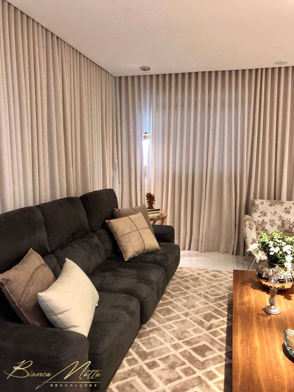 Como decorar sofá com mantas e almofadas? Bianca Motta